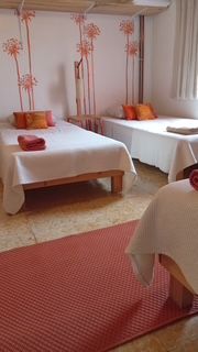 Habitación con alfombra roja