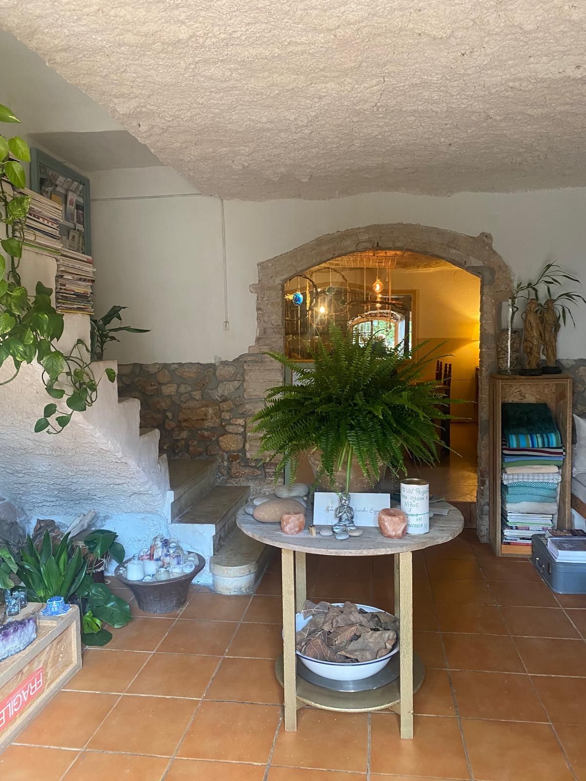 Entrada de la masía con plantas