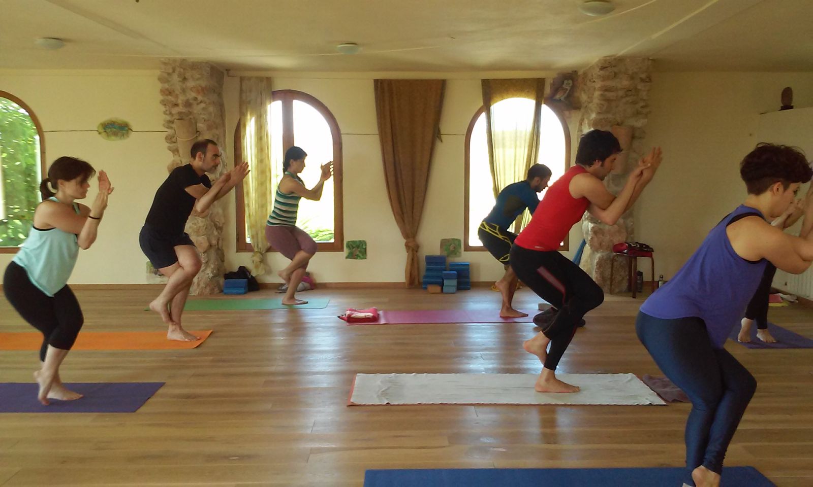 Clase en grupo durante un retiro de Yogaprem
