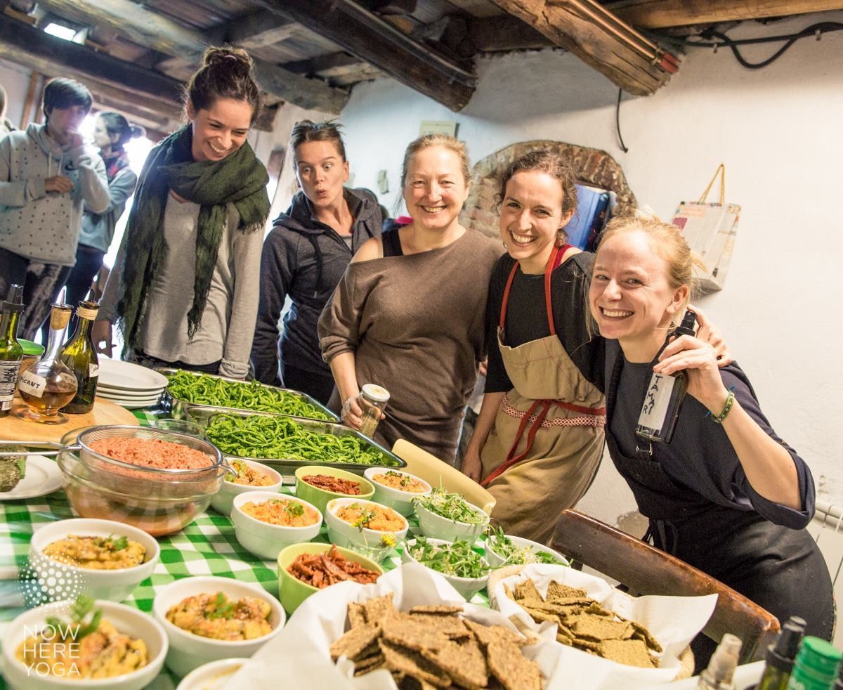Grupo preparando la comida