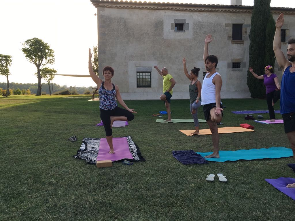 Práctica al aire libre frente a una masía