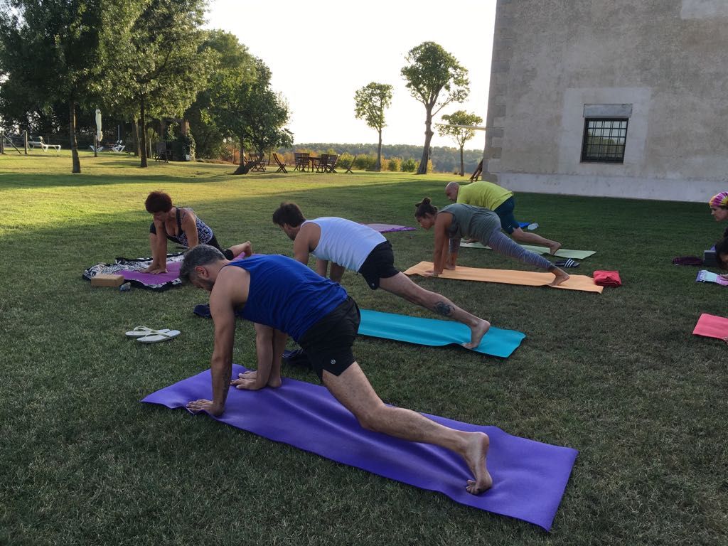 Práctica al aire libre durante un retiro de Yogaprem